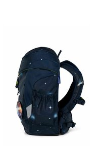 Zaino blu navy con motivo a stelle, tasca laterale, dettagli riflettenti, spallacci imbottiti e parte superiore arrotondata. Tessuto resistente con una finitura testurizzata.
