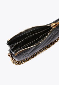 Borsa in pelle trapuntata nera con hardware dorato, dotata di più scomparti con zip e una catena spessa come tracolla.