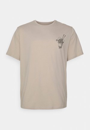 Beige Baumwoll-T-Shirt mit einem kleinen schwarzen Grafik eines Takeout-Behälters mit Nudeln und Essstäbchen auf der linken Brustseite.