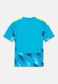 Camiseta desportiva de mangas curtas em azul brilhante com um padrão geométrico azul. Apresenta detalhes em verde claro nos ombros e uma gola arredondada.