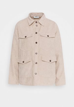 Beige corduroy jas met knopen aan de voorkant, twee borstzakken met kleppen en knopen, en twee onderste zakken met kleppen en knopen, met lange mouwen.