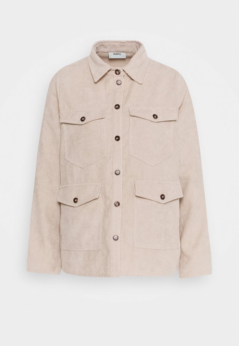 Veste en velours côtelé beige avec boutons sur le devant, deux poches poitrine à rabat avec boutons, deux poches inférieures à rabat avec boutons et manches longues.