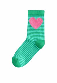 Grüner gestreifter Socken mit einem großen pinken Herzdesign auf der Vorderseite. Hergestellt aus weichem Stoff mit einem gerippten Bündchen für Komfort.