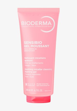 Tube rose de gel micellaire moussant Bioderma Sensibio pour apaiser les peaux sensibles du visage et des yeux, 200 ml, sans savon, fabriqué en France.