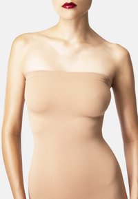 Body beige senza maniche con una texture liscia e elastica, design aderente e cuciture sottili. Copre spalle e torso, adatto per essere indossato a strati.