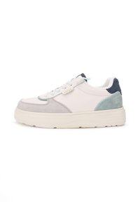 Hvide og lysegrå sneakers med ruskindsdetaljer, rund tå og en tekstureret gummisål; har snørelukning og blød foring.