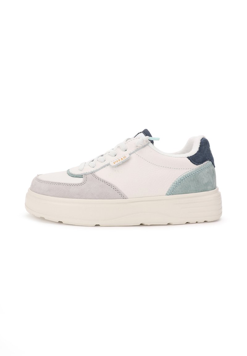 Hvide og lysegrå sneakers med ruskindsdetaljer, rund tå og en tekstureret gummisål; har snørelukning og blød foring.