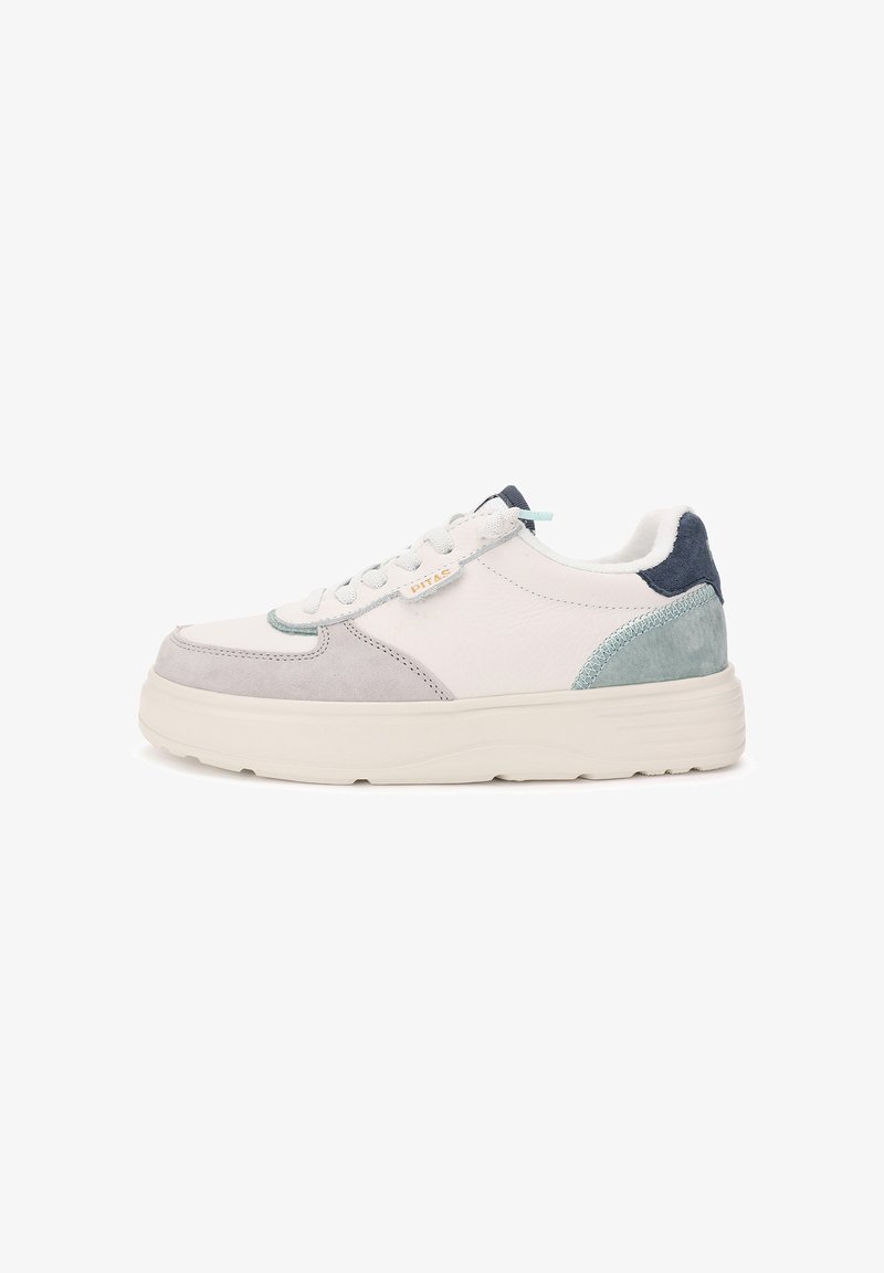 Hvide og lysegrå sneakers med ruskindsdetaljer, rund tå og en tekstureret gummisål; har snørelukning og blød foring.