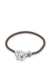 Bracelet en cuir tressé marron avec une fermeture en métal argenté poli en forme de nœud.