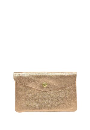 Pochette enveloppe en cuir texturé or métallique avec une fermeture à bouton-pression unique en or centrée sur le rabat.