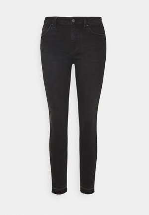 Mustat denim-farkut, joissa on kapea malli, viisi taskua ja raaka helma nilkoissa. Valmistettu joustavasta puuvillamateriaalista.