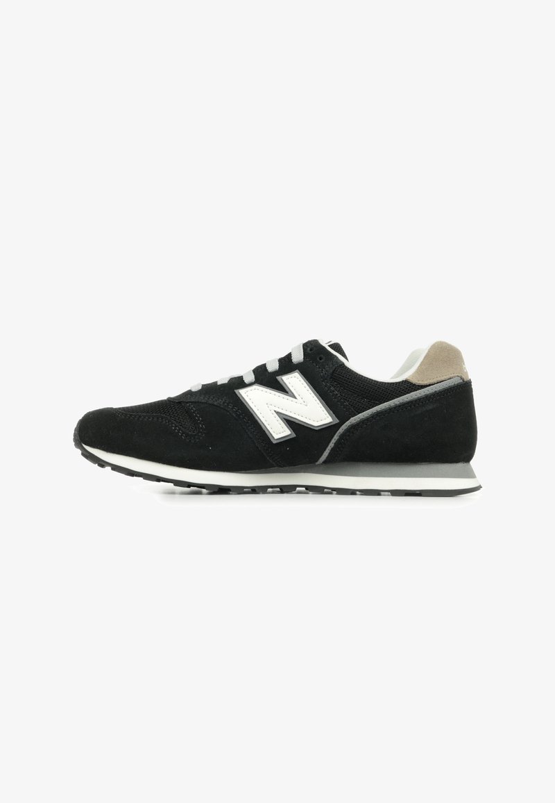 Zwarte suède sneakers met gaasaccenten, wit logo en veters, grijze hielstrip en een witte rubberen zool met een gemusterde loop.