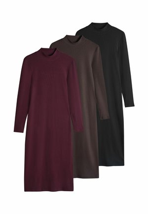 Ilgi piedurkņu adīti kleitas burgundijas, brūnā un melnā krāsā. Katrai ir augsts kakls un taisna silueta, ar gludu auduma tekstūru.