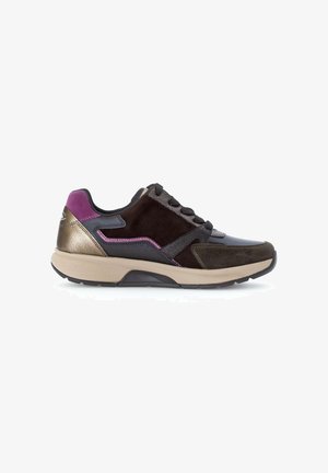 Bruine en zwarte sneaker van suede en leer. Beschikt over paarse en metallic accenten, ronde neus en vetersysteem.