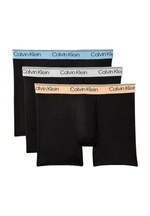 Tre par svarta Calvin Klein-boxershorts med midjeband i blått, vitt och beige, vardera märkt med varumärkesnamnet.