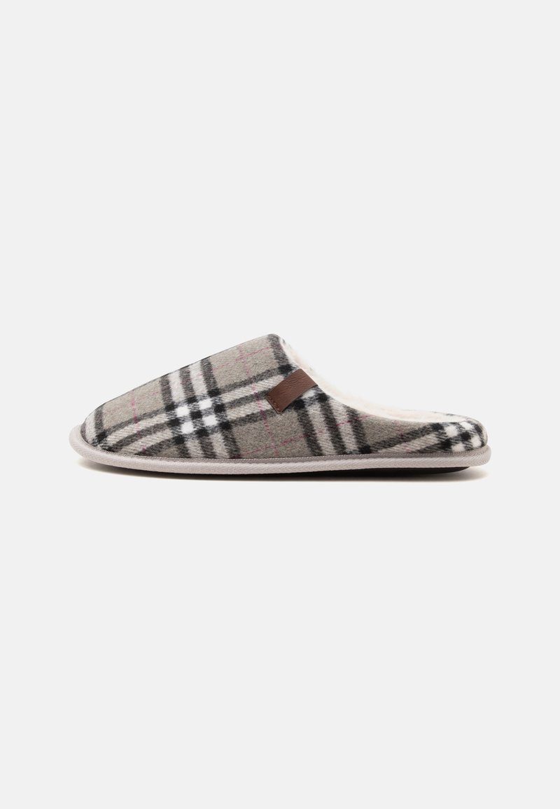 Chausson souple à enfiler avec motif à carreaux gris, noir et blanc et doublure en peluche blanche, présenté de profil sur fond blanc.