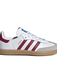 Bílé kožené tenisky s burgundskými pruhy, šedým špičkovým krytem a gumovou podešví. Mají tkaničky a modré logo Adidas na jazyku.