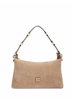 Sac d'épaule en daim beige avec bandoulière réglable comportant des anneaux dorés et un petit emblème décoratif carré au centre devant.