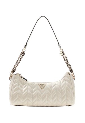 Sac à bandoulière matelassé crème avec des chaînes dorées et un logo triangulaire Guess au centre avant.