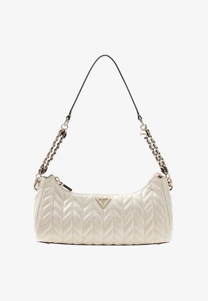 Sac à bandoulière matelassé crème avec des chaînes dorées et un logo triangulaire Guess au centre avant.