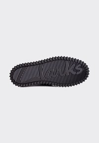 Schwarze Gummisohle mit strukturierten Streifen und einem deutlich eingeprägten "Clarks"-Logo. Abgerundete Kante und ausgeprägte Stützrippen.