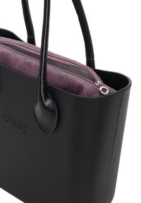 Zwarte O tas met gestructureerde zijkanten, voorzien van een paarse binnenzak met ritsluiting en twee zwarte handvatten voor eenvoudig dragen.