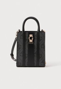 Schwarze synthetische Handtasche mit strukturiertem Design, auffälligem Logo, polierten goldenen Akzenten und abnehmbarem Schultergurt.