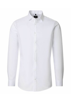 Biała koszula na długi rękaw z klasycznym kołnierzykiem i dopasowanym krojem, prezentowana z przodu na jednolitym tle.