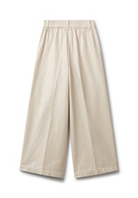 Beżowe spodnie typu wide leg z elastycznym pasem i szlufkami na pasek, wyłożone na białym tle.