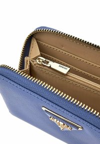 Portafoglio texturizzato blu con hardware dorato, chiusura con zip e scomparti interni; include una tasca con zip e un logo discreto.