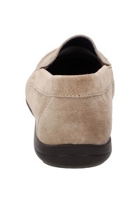 Beige Wildlederschlüpfschuh mit einer abgerundeten Ferse, flacher schwarzer Sohle und minimalen Nähdetails. Weiche Textur ohne sichtbare Beschläge.