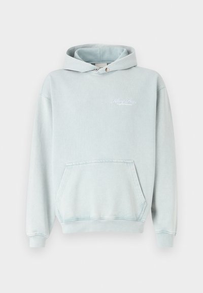 Gaiši zila, kokvilnas kapuce ar priekšējo kabatu, regulējamu šķērsstīgas kapuci un kontrastējošu izšūtu logotipu uz krūtīm.