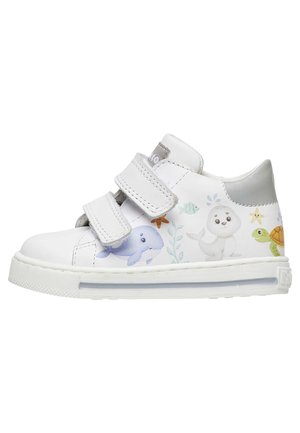 Sneakers in pelle bianca con illustrazioni di animali, doppie fascette in velcro, punta rotonda e suola in gomma testurizzata con un accentuato trasparente.