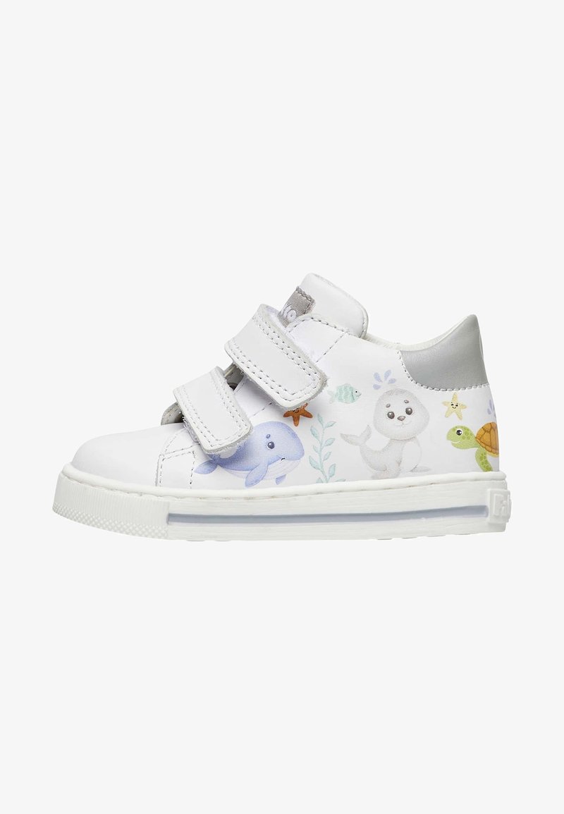 Sneakers in pelle bianca con illustrazioni di animali, doppie fascette in velcro, punta rotonda e suola in gomma testurizzata con un accentuato trasparente.