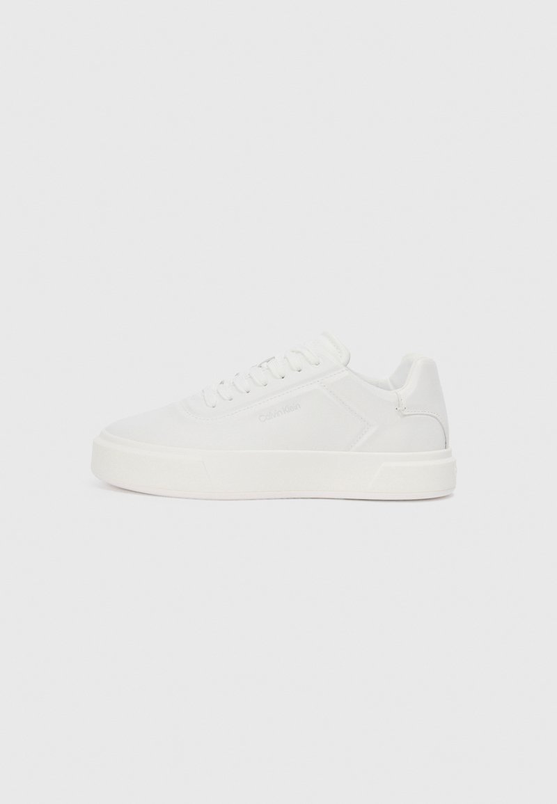Adidași albi cu talpă joasă, suprafață sintetică netedă, vârf rotund și cusături tonale. Prezintă închidere cu șireturi și branding pe lateral.