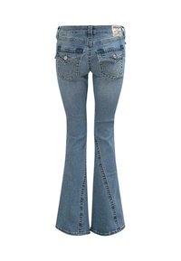 Uitlopende blauwe spijkerbroek met twee achterzakken, contrasterende stiksels en een middellange taille, met een lichte franjes aan de onderkant.