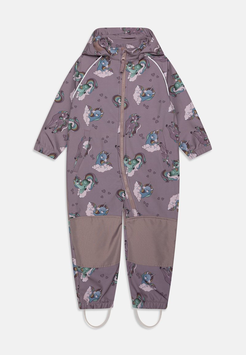 Lila vízálló overál egyszarvú és felhőmintákkal, cipzáros záródással, rugalmas mandzsettákkal és megerősített alsó részekkel.