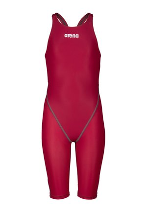 Maillot de bain de compétition intégral rouge avec coutures grises et logo "arena" sur la poitrine, conçu pour une performance de nage optimisée.