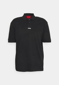 Cămașă polo neagră din bumbac, cu guler clasic, placket cu trei butoane și un logo alb "HUGO" pe piept.