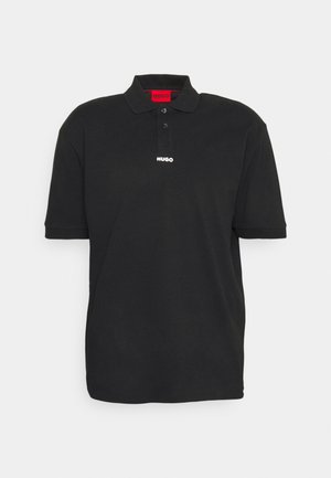 Crna polo majica od pamuka, s klasičnom kragnom, trokutastim dugmadi i bijelim "HUGO" logotipom na prsima.
