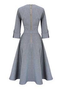 Szara sukienka w jodełkę z dopasowanym gorsetem, pełnym dołem, rękawami do łokcia oraz złotym zamkiem z tyłu.