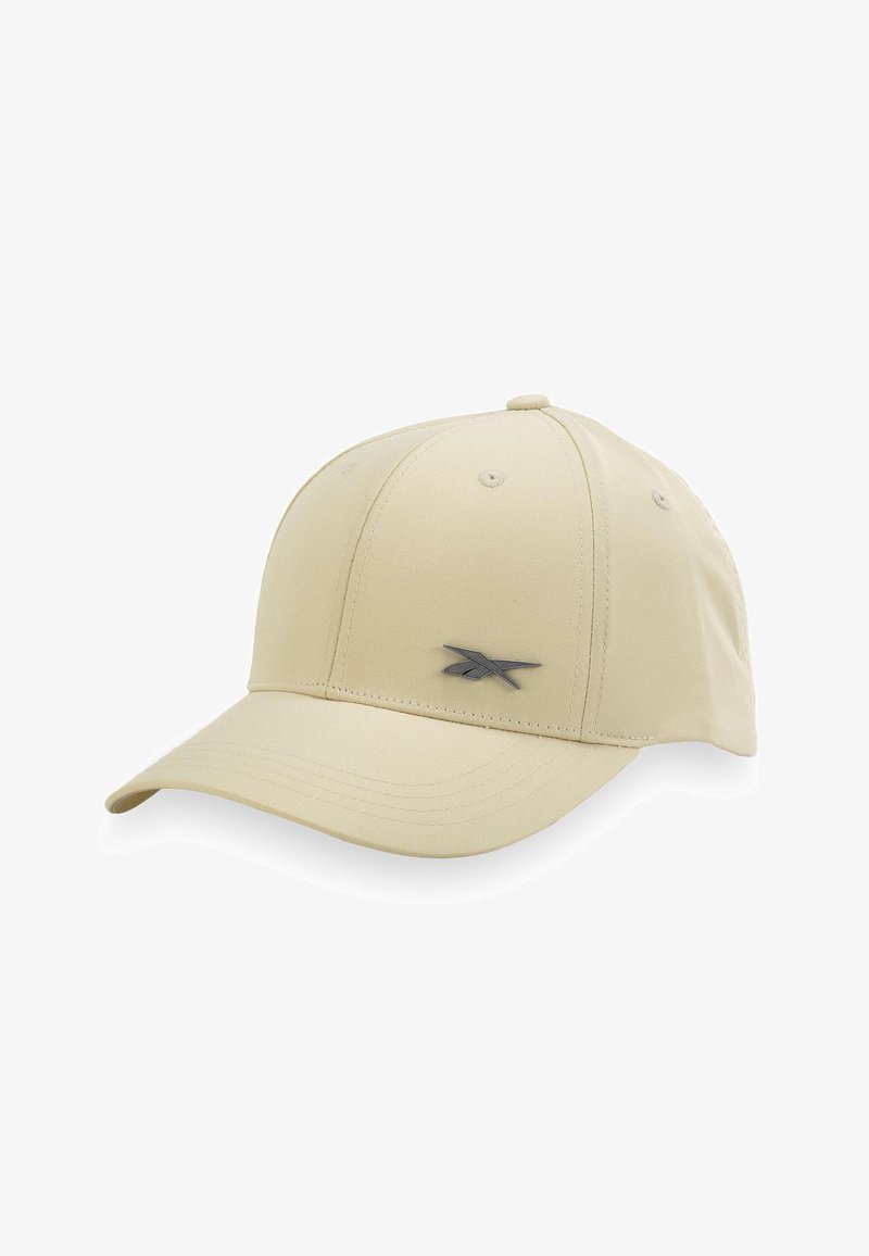 Casquette de baseball beige avec une visière courbée et un petit logo gris foncé à l'avant, présentée sur un fond blanc.