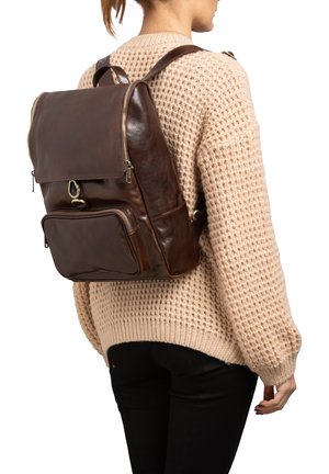 Zaino in pelle marrone con apertura superiore con zip, tasca frontale e spallacci regolabili. Texture liscia, hardware minimal e design compatto.