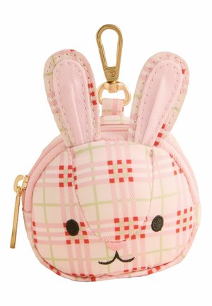 Väike roosakas ruuduline kott, mis on kujult nagu jänese pea, tikitud silmade, suu ja kullast metallist kinnitusega külge kinnitamiseks.