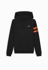 Zwarte hoodie met een kwart rits, voorzien van een geborduurd logo en twee oranje horizontale strepen op de mouwen. Glad textuur.