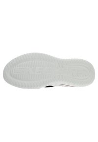 Fehér gumitalp textúrált tapadással és gravírozott márkázással. Sleek, minimalista dizájnnal rendelkezik, amely sportcipők számára alkalmas.