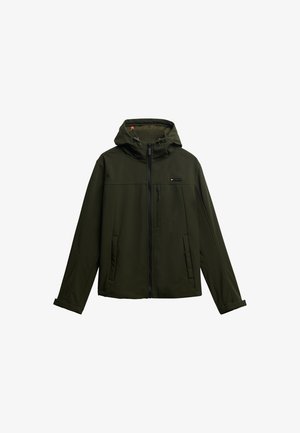 Donkergroene softshelljas met een ritssluiting aan de voorkant, verstelbare capuchon, twee zijzakken en een borstzak. Glad, waterafstotend materiaal.