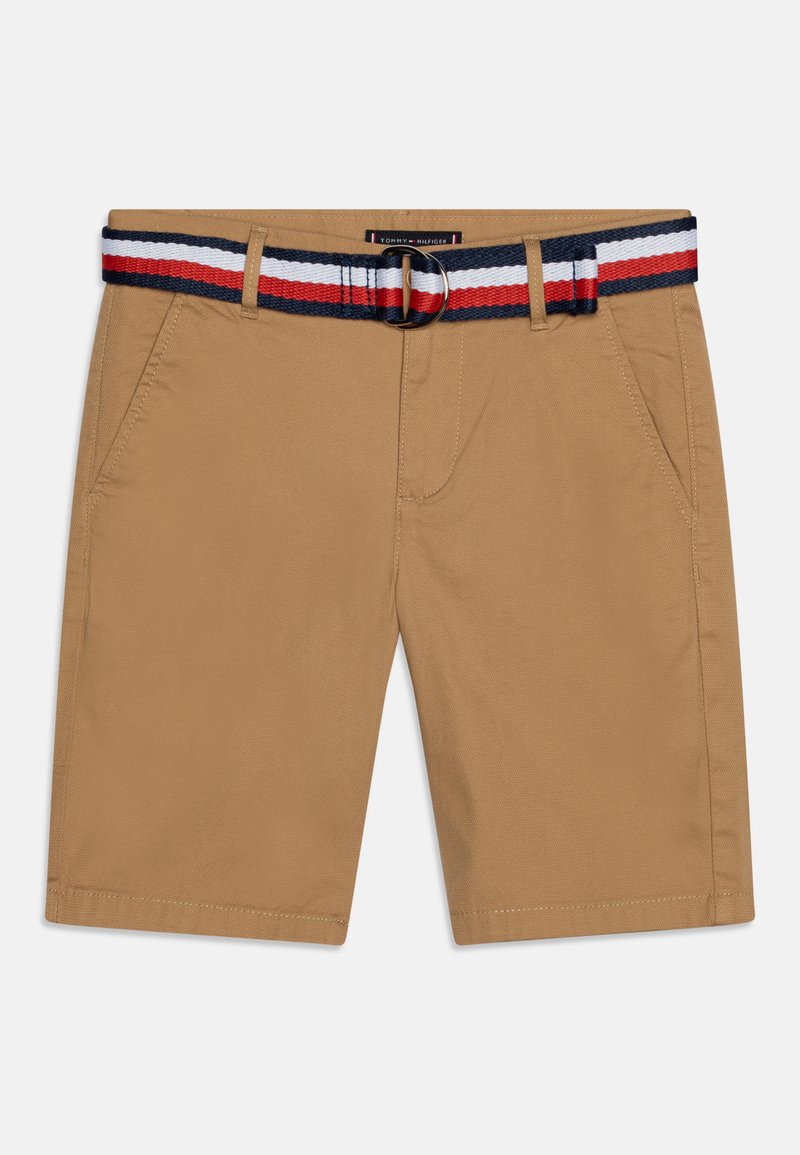 Pantaloni corti beige con una superficie liscia, dotati di tasche laterali e di una cintura intrecciata multicolore con chiusura ad anello in metallo.