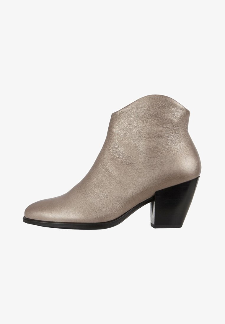 Metalischer beigefarbener Leder-Stiefelette mit leicht spitz zulaufender Spitze, definierter Naht und klobigem schwarzen Absatz. Glatte Textur ohne Verzierungen.