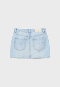 Svetlo modra jeans mini krilo z dvema zadnjima žepoma, zankami za pas in belo blagovno znamko na pasu.